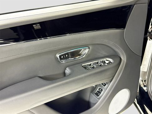 Used 2024 Bentley Bentayga image 13