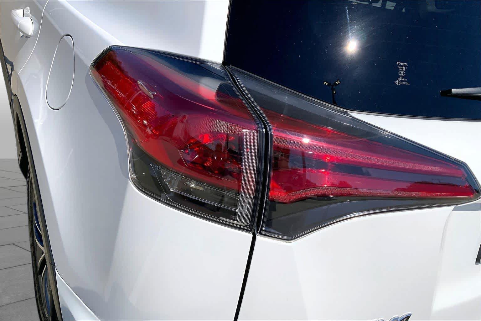 Used 2017 Toyota RAV4 XLE AWD/4WD image 28