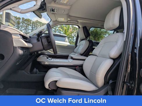 Certified 2025 Lincoln Navigator Reserve AWD/4WD image 12
