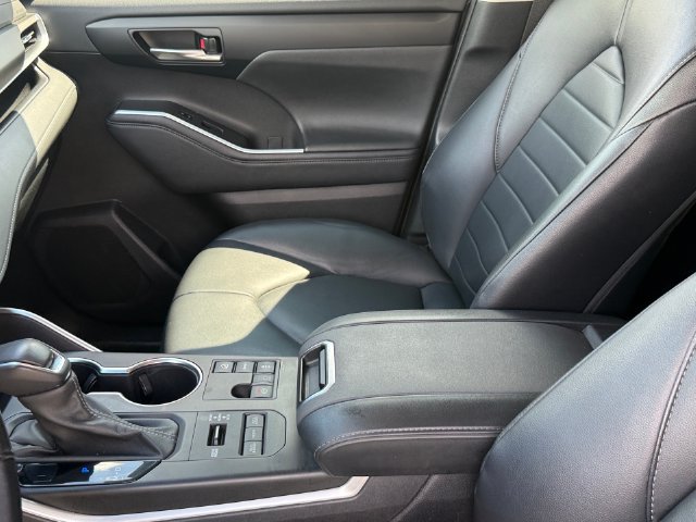 Used 2024 Toyota Highlander XLE AWD/4WD image 10