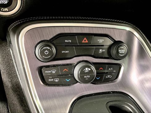 Used 2018 Dodge Challenger SXT RWD image 13