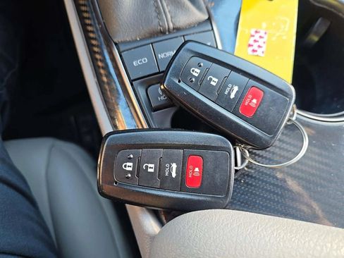 Used 2022 Toyota Camry SE FWD image 12