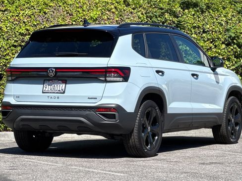Used 2025 Volkswagen Taos SE AWD/4WD image 5