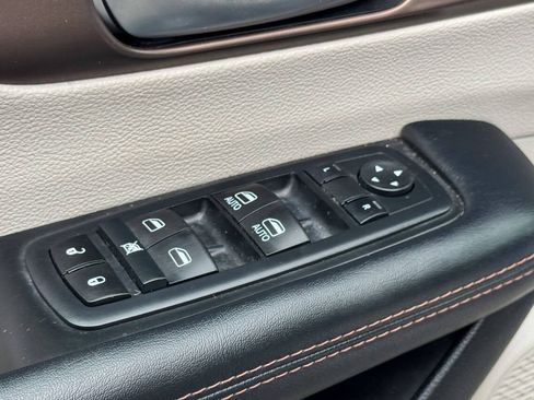 Used 2017 Chrysler Pacifica Touring-L FWD image 26