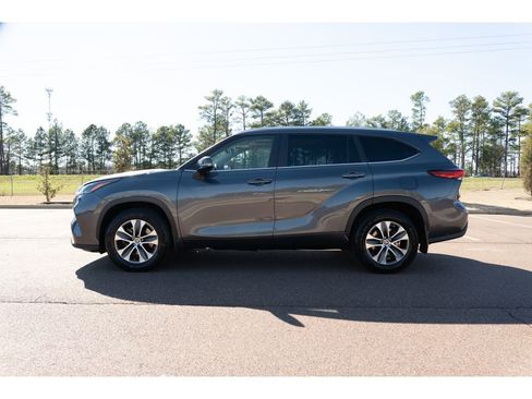 Used 2023 Toyota Highlander XLE image 8