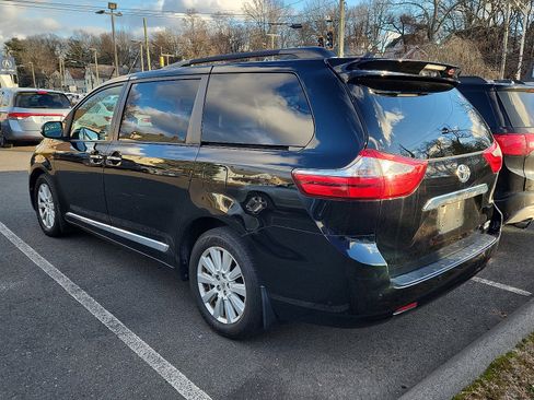 Used 2017 Toyota Sienna Limited Premium image 3