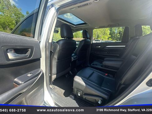 Used 2019 Toyota Highlander XLE AWD/4WD image 19