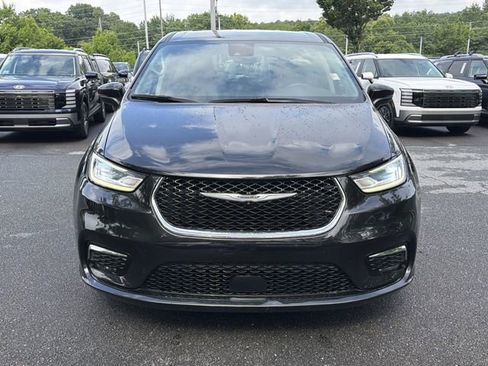 Used 2023 Chrysler Pacifica Touring-L FWD image 2
