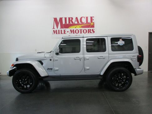 Used 2022 Jeep Wrangler Unlimited Sahara image 2
