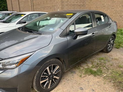 Used 2025 Nissan Versa SV FWD image 10