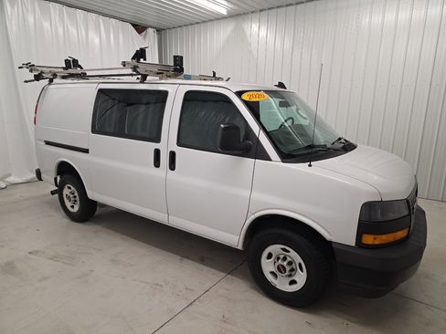 Used 2020 GMC Savana 3500 w/ Driver Convenience Package RWD image 3