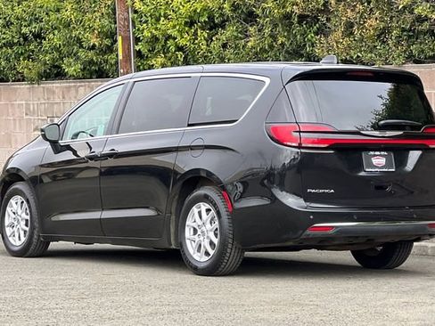 Used 2023 Chrysler Pacifica Touring-L FWD image 8