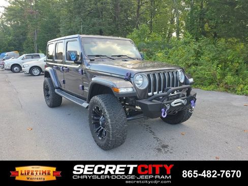 Used 2018 Jeep Wrangler Unlimited Sahara w/ Cold Weather Group AWD/4WD image 3