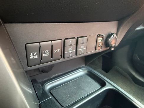 Used 2018 Toyota RAV4 Limited AWD/4WD image 17