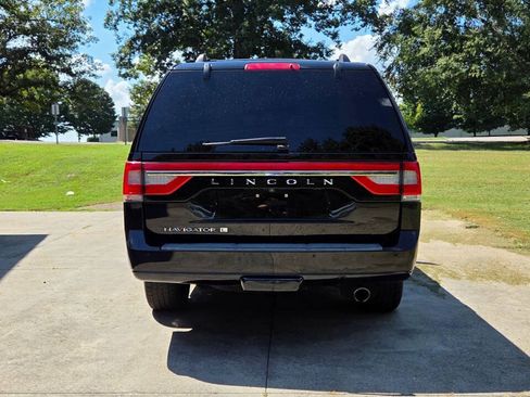 Used 2017 Lincoln Navigator L Select RWD image 6
