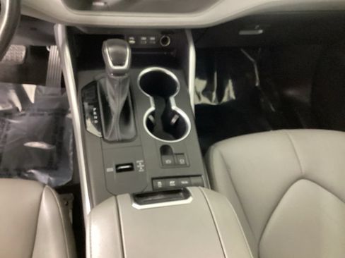 Used 2022 Toyota Highlander XLE AWD/4WD image 16