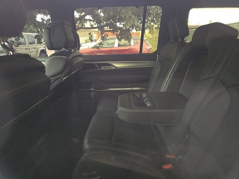 Used 2023 Jeep Grand Wagoneer Series III AWD/4WD image 4
