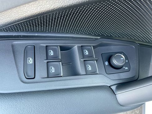 New 2025 Volkswagen Tiguan SE image 38