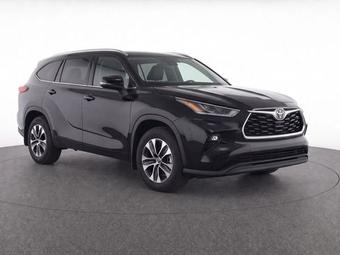 Used 2021 Toyota Highlander XLE AWD/4WD image 5