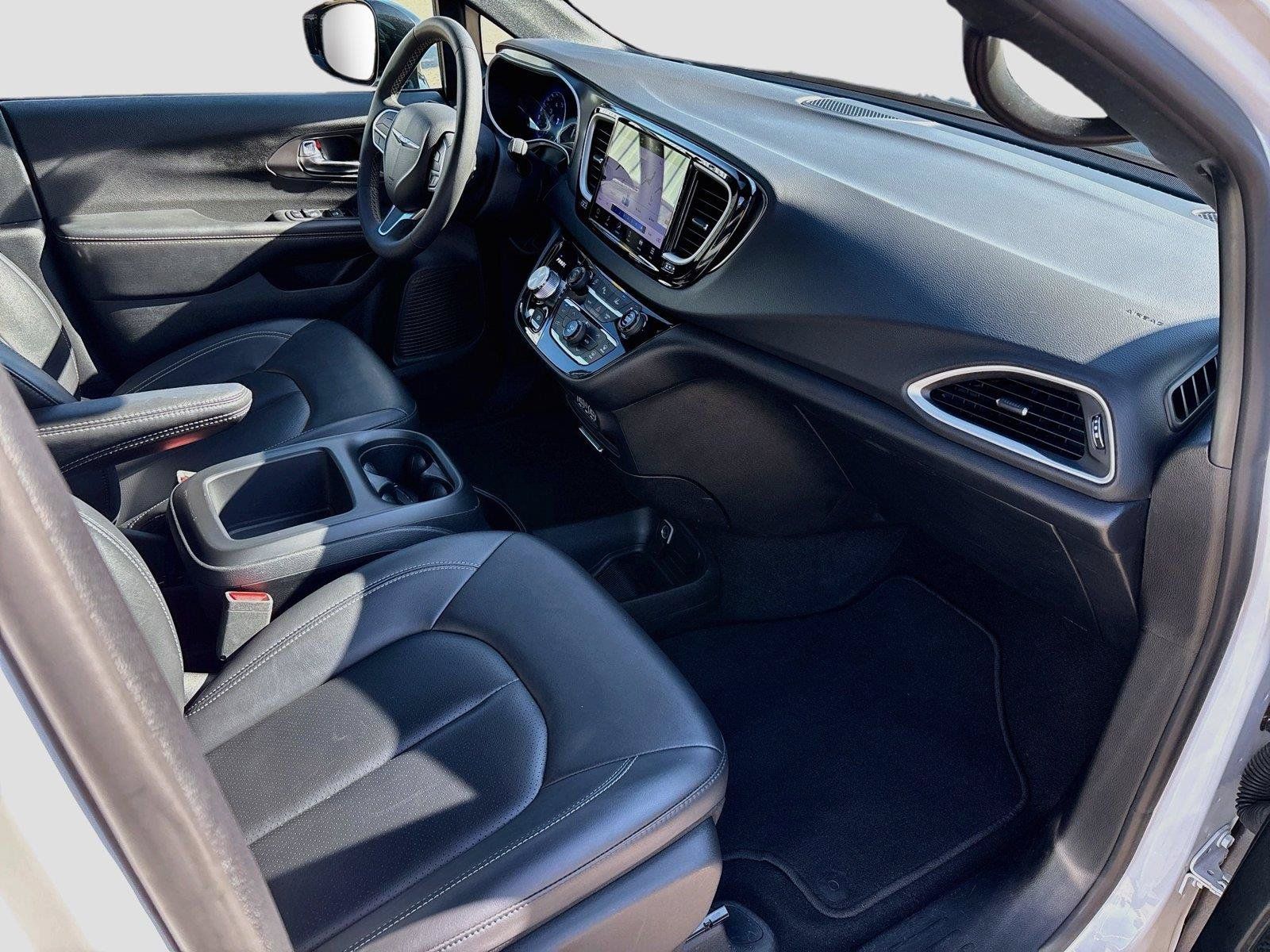 Certified 2025 Chrysler Pacifica Select FWD image 29