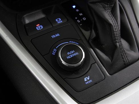 Used 2022 Toyota RAV4 XLE image 18