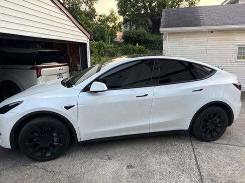 Used 2024 Tesla Model Y Long Range AWD/4WD image 2