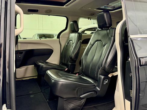 Used 2017 Chrysler Pacifica Limited w/ Advanced Safetytec Group image 9