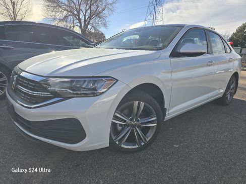 Used 2023 Volkswagen Jetta SE image 2