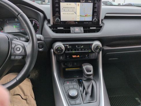 Used 2020 Toyota RAV4 Limited image 17