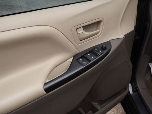 Used 2017 Toyota Sienna L image 30