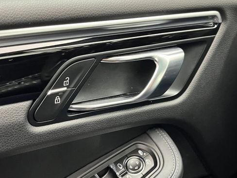 Used 2021 Porsche Macan image 25