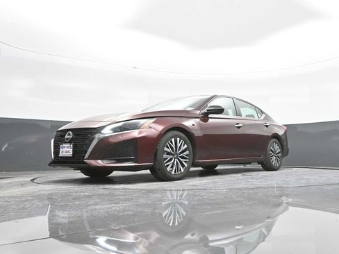 Used 2024 Nissan Altima 2.5 SV image 31