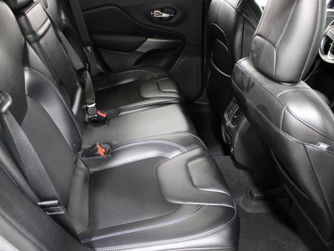 Used 2019 Jeep Cherokee Latitude Plus w/ Comfort/Convenience Group AWD/4WD image 23