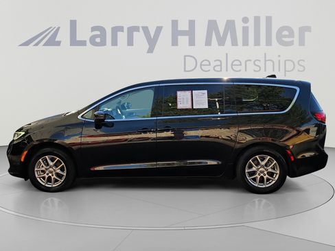 Used 2023 Chrysler Pacifica Touring-L FWD image 2