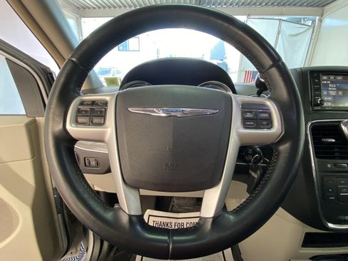 Used 2014 Chrysler Town & Country Touring image 21
