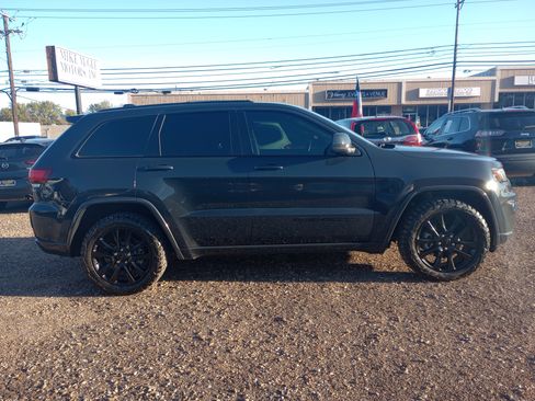 Used 2018 Jeep Grand Cherokee Altitude image 9