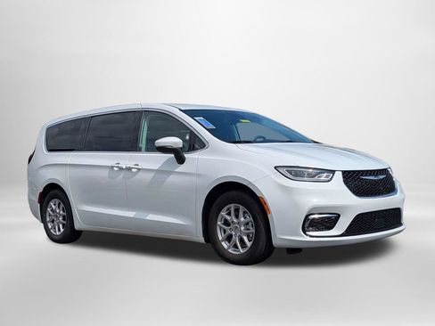 Used 2023 Chrysler Pacifica Touring-L FWD image 2
