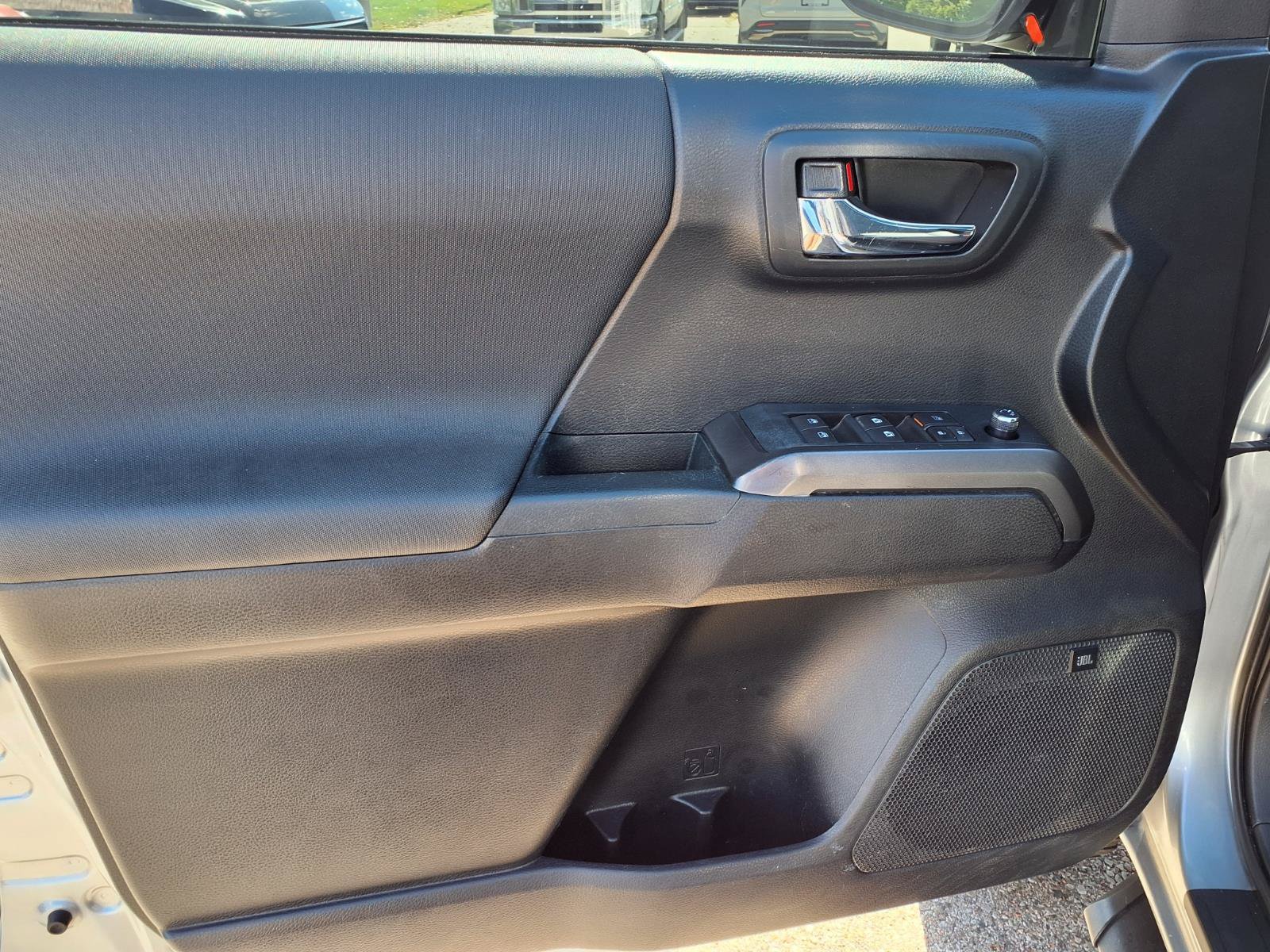 Used 2017 Toyota Tacoma TRD Sport AWD/4WD image 12