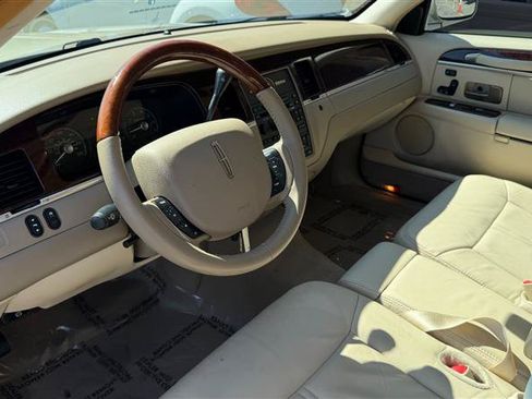 Used 2011 Lincoln Town Car Signature Limited RWD image 30