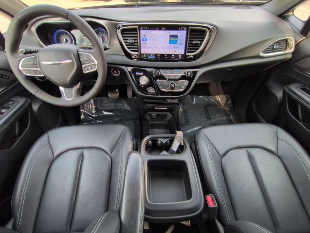 Certified 2025 Chrysler Pacifica Select FWD image 14