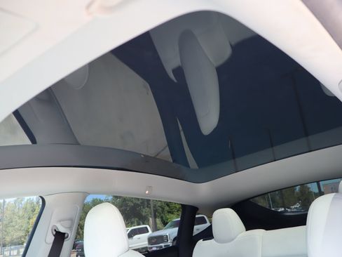 Used 2021 Tesla Model Y Long Range AWD/4WD image 21