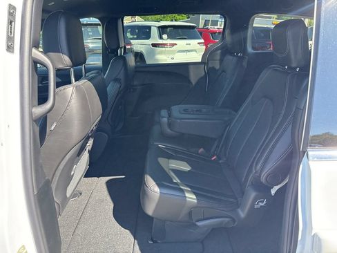 New 2027 Chrysler Pacifica Select FWD image 16