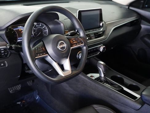 Used 2025 Nissan Altima 2.5 SV FWD image 10