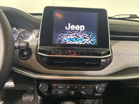 Used 2025 Jeep Compass Latitude w/ Sun & Sound Group image 15