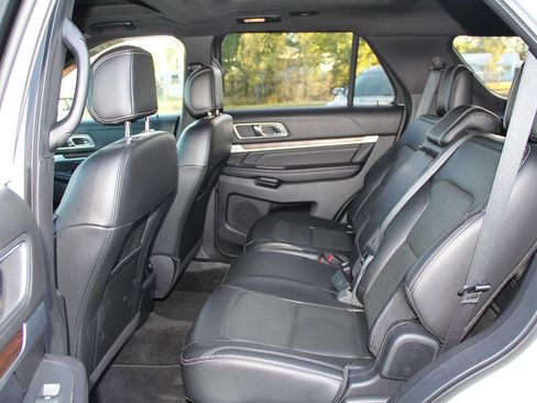 Used 2017 Ford Explorer Limited image 21