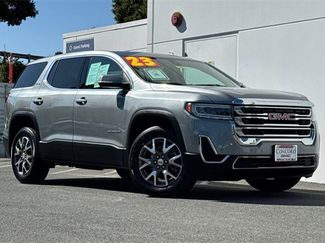 Used 2023 GMC Acadia SLE image 1