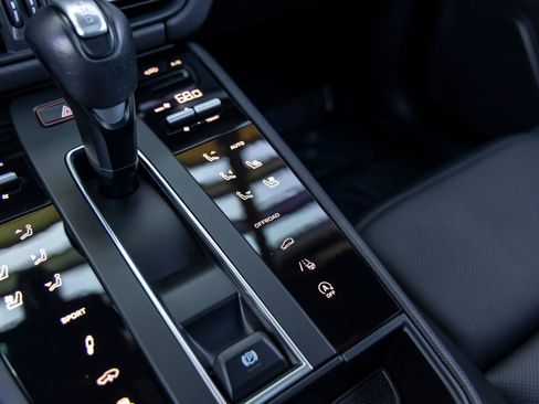 Certified 2024 Porsche Macan AWD/4WD image 40