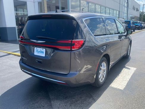 Used 2023 Chrysler Pacifica Touring-L FWD image 9