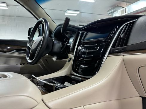 Used 2020 Cadillac Escalade Premium Luxury image 16