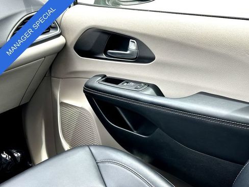 Used 2024 Chrysler Pacifica Touring-L FWD image 28